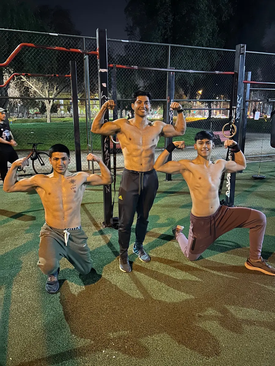Comunidad de Calistenia Progresiva entrenando en grupo, foto 3